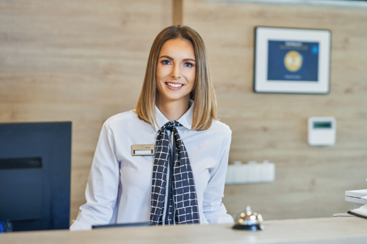 Front desk agent adalah seseorang yang mempunyai tanggung jawab atas penerimaan pemesanan kamar, proses check in maupun check out semua tamu hotel.