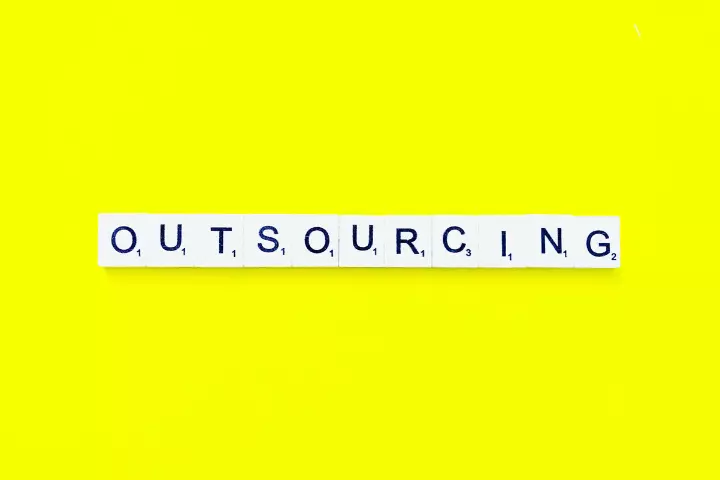 kebijakan outsourcing di indonesia
